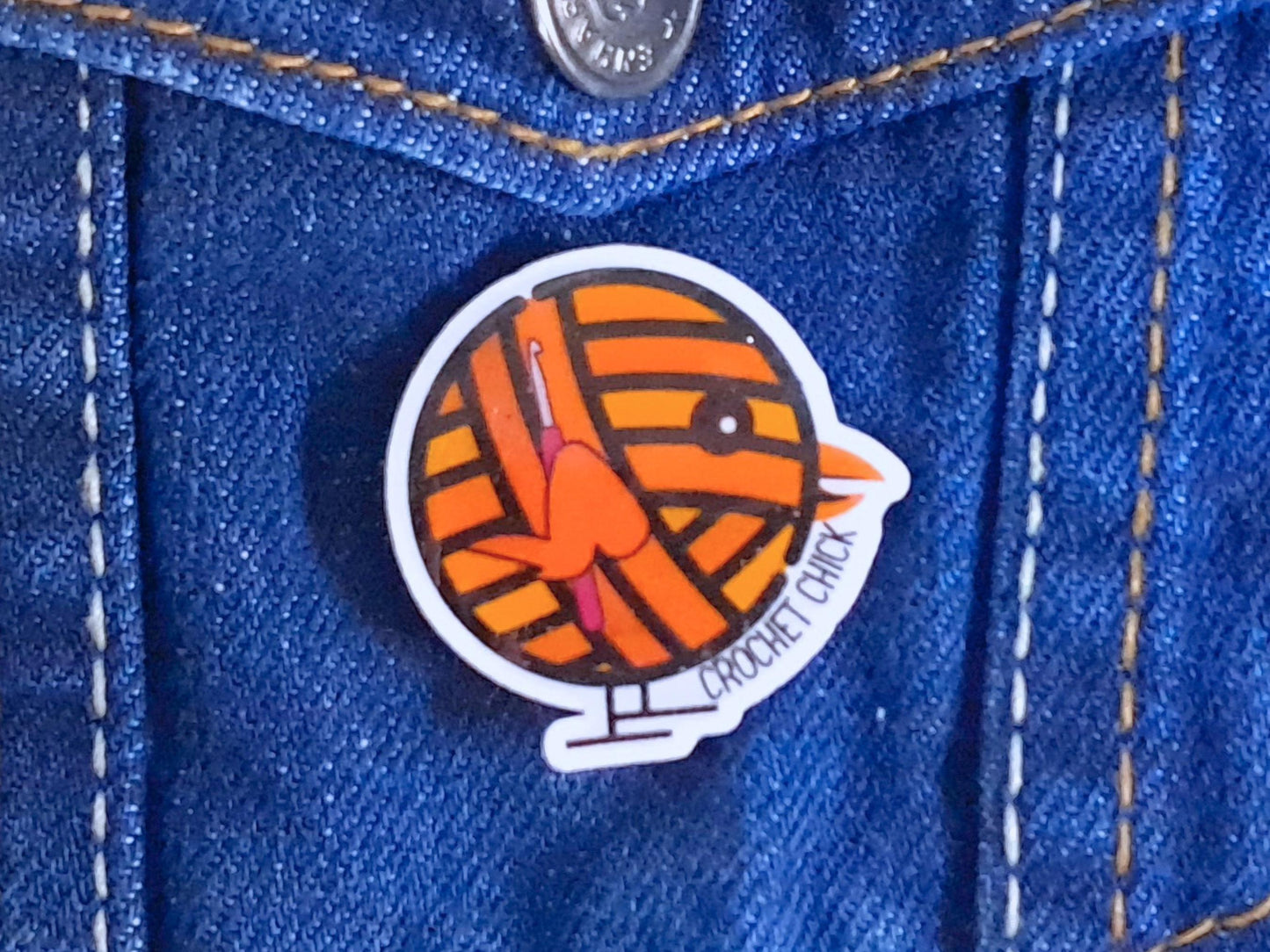 Crochet Chick Pin Badge, Crocheter WIP Bag Accessory, Craft Humour Brooch, Fibre Artist Button, Funny Hook Holding Yarn Chicken