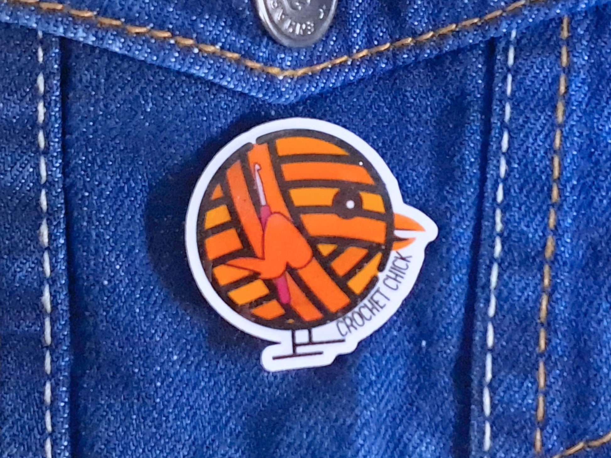 Crochet Chick Pin Badge, Crocheter WIP Bag Accessory, Craft Humour Brooch, Fibre Artist Button, Funny Hook Holding Yarn Chicken