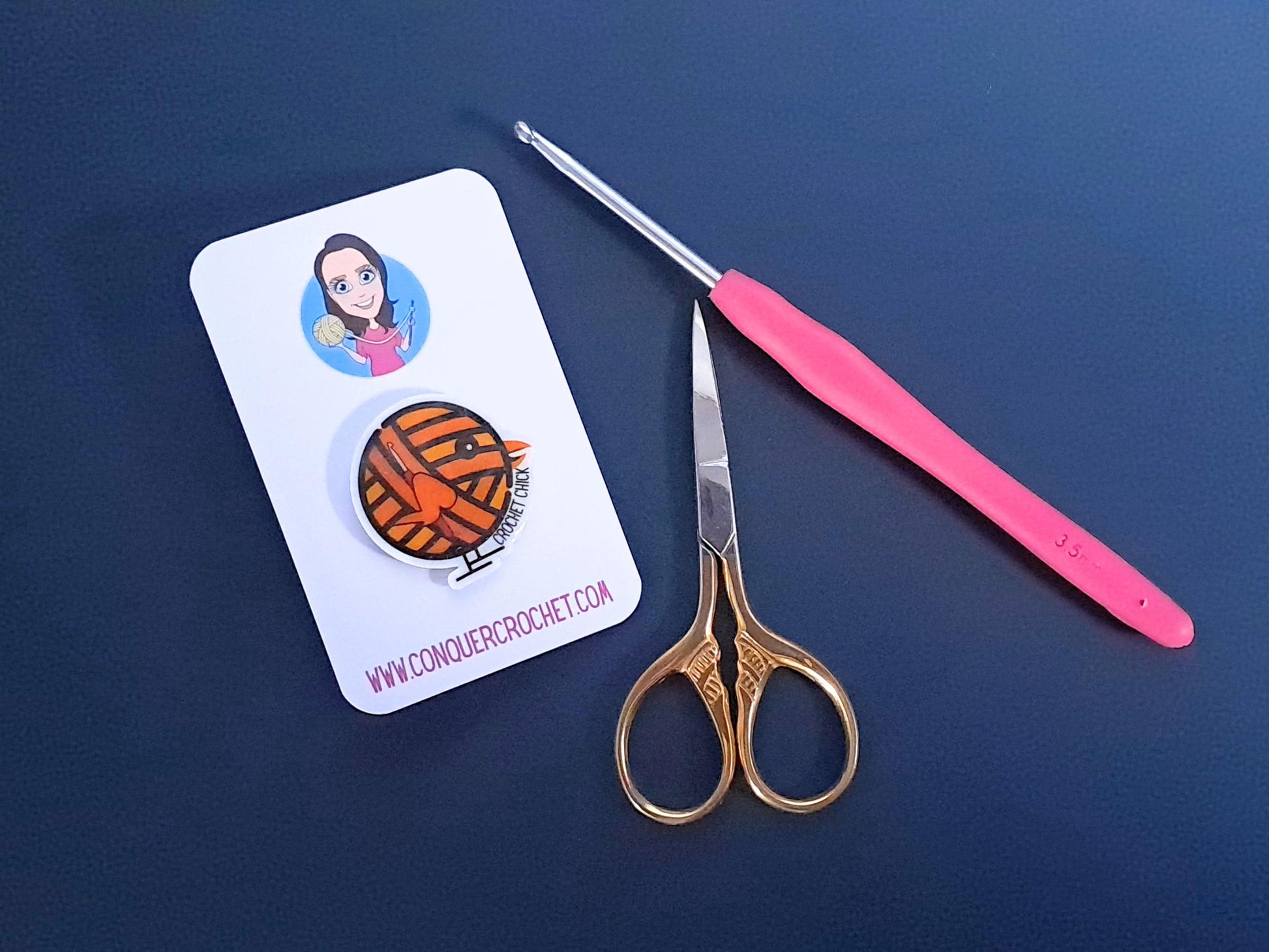 Crochet Chick Pin Badge, Crocheter WIP Bag Accessory, Craft Humour Brooch, Fibre Artist Button, Funny Hook Holding Yarn Chicken